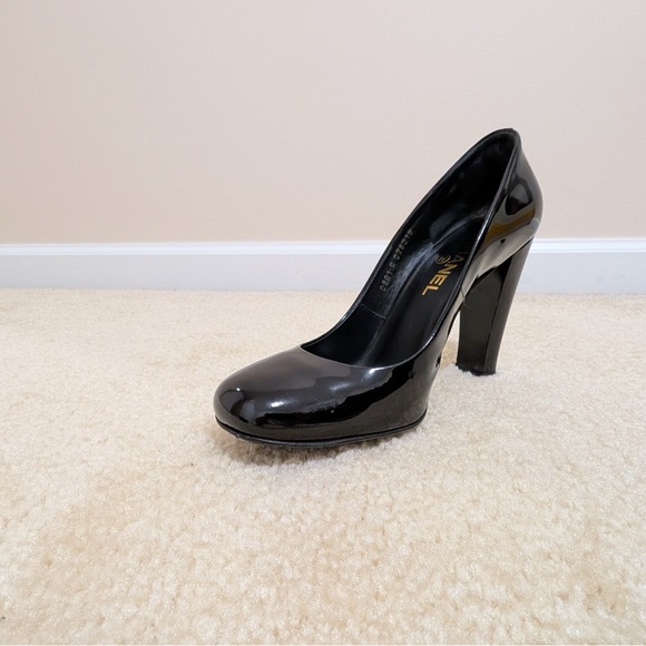 Chanel size 8 black patent leather high heel with Chanel in gold on heel. - Picture 14 of 16
